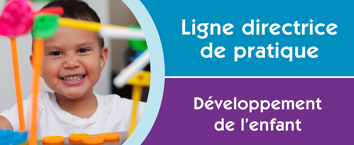 Image d’un enfant heureux et souriant devant un jouet. À droite, on lit : Ligne directrice de pratique. Développement de l’enfant.