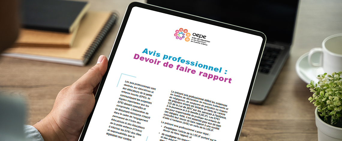 Personne tenant une tablette. Sur l’écran figure la première page de l’Avis professionnel : Devoir de faire rapport.